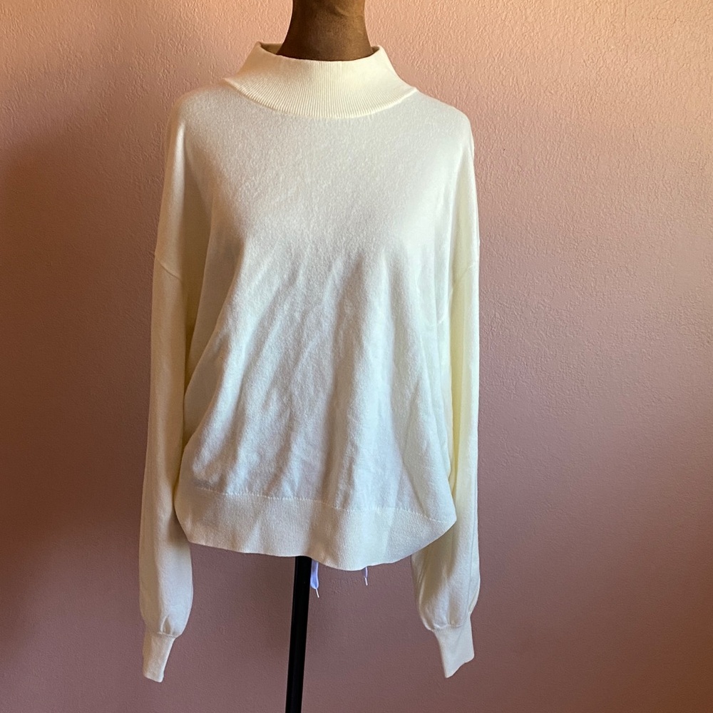 THE DROP Chic Cream Mock Neck Sweater